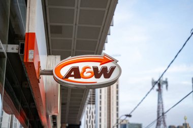A ve W logosu. A ve W (Allen - Wright Restoranlar), Amerikan fast food restoran zinciri olup, burgerleri, kök biraları ve kök biraları ile tanınır. Toronto, Kanada - 29 Nisan 2024.