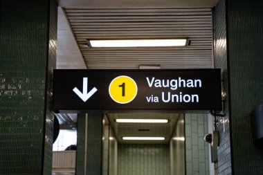 Vaughan metro istasyonundaki Union tabelasıyla. Toronto, Kanada - 30 Nisan 2024.