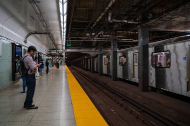 Toronto 'daki Wellesley metro istasyonu. Toronto, Kanada - 30 Nisan 2024.
