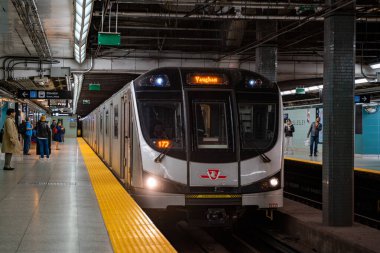 Wellesley istasyonundaki TTC metro treni. TTC Toronto Ulaşım Komisyonu tarafından işletiliyor. Toronto, Kanada - 30 Nisan 2024.