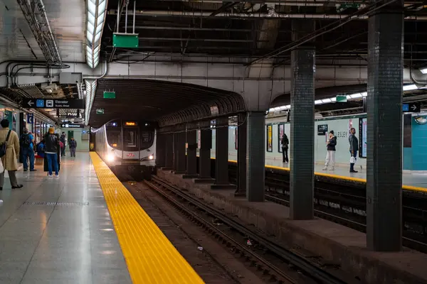 Wellesley istasyonundaki TTC metro treni. TTC Toronto Ulaşım Komisyonu tarafından işletiliyor. Toronto, Kanada - 30 Nisan 2024.