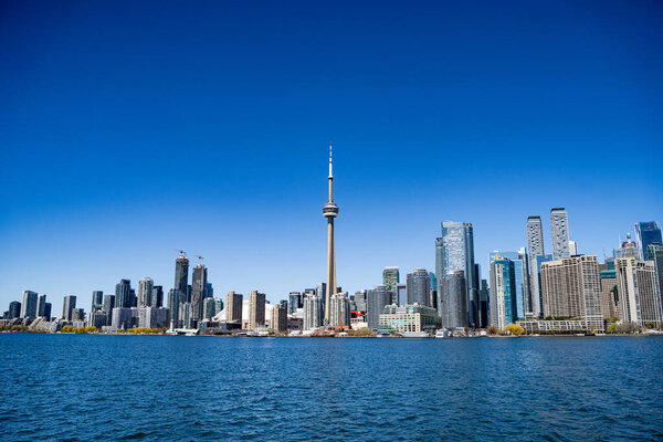 Вид на центр Торонто с озера Онтарио.