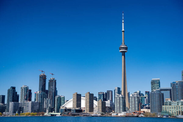 Вид на центр Торонто с озера Онтарио. Торонто, Канада - 30 апреля 2024 года.