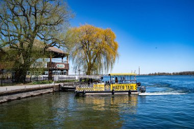 Toronto Merkez Adası 'nda su taksisi. Toronto, Kanada - 30 Nisan 2024.