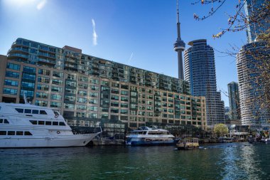 Harbourfront mahallesindeki gemiler. Toronto, Kanada - 30 Nisan 2024.