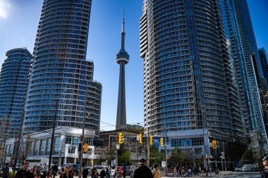 Harbourfront mahallesindeki gökdelenlerin arasında CN Kulesi. Toronto, Kanada - 30 Nisan 2024.