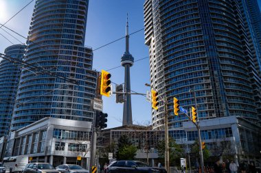 Gökdelenler arasındaki CN Kulesi manzarası. Harbourfront mahallesinden CN Kulesi. Toronto, Kanada - 30 Nisan 2024.