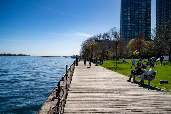 Harbourfront Mahallesi 'ndeki rıhtım parkı. Toronto, Kanada - 30 Nisan 2024.