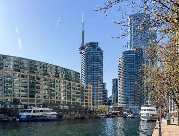 Harbourfront mahallesindeki gemiler. Toronto, Kanada - 30 Nisan 2024.