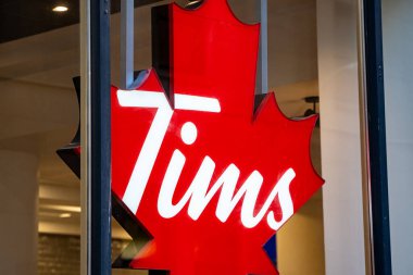 Tim Hortons logosu işareti. Tim Hortons Inc., Kanada merkezli çok uluslu bir kafe ve restoran zinciri. Toronto, Kanada - 29 Nisan 2024.