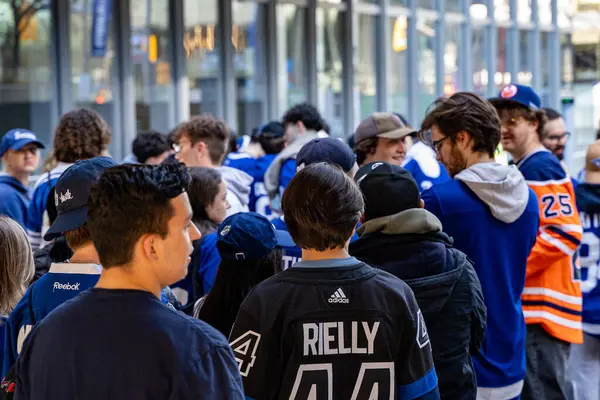 Toronto Maple Leafs için maç günü. Taraftarlar arenaya girmek için sırada bekliyorlar. Toronto, Kanada - 30 Nisan 2024.