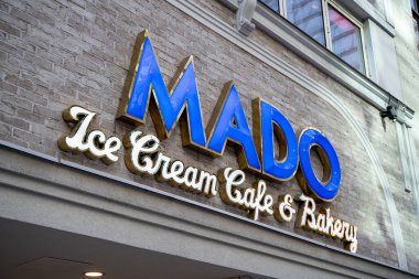 Mado logosu işareti. MADO, Türkiye 'de ve dünyanın diğer 22 ülkesinde yaklaşık 300 satış mağazası bulunan bir Türk dondurma ve hamur işi markası. Toronto, Kanada - 30 Nisan 2024.