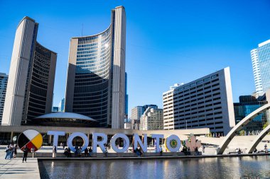 Nathan Phillips 'in manzarası. Nathan Phillips Meydanı Toronto, Ontario, Kanada 'da bir şehir meydanıdır. Toronto, Kanada - 30 Nisan 2024.