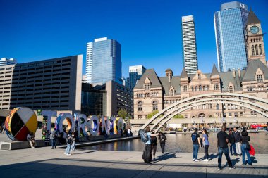 Nathan Phillips 'in manzarası. Nathan Phillips Meydanı Toronto, Ontario, Kanada 'da bir şehir meydanıdır. Toronto, Kanada - 30 Nisan 2024.
