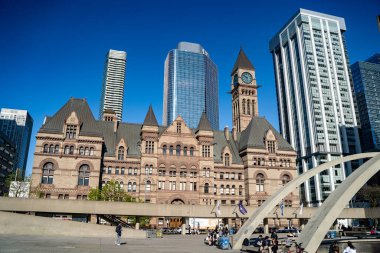 Nathan Phillips Meydanı 'ndan Toronto Old City Hall manzarası. Eski Belediye Binası, Roma tarzı bir şehir binası ve eski adliye binasıdır. Toronto, Kanada - 30 Nisan 2024.
