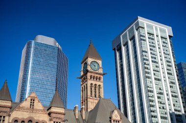 Nathan Phillips Meydanı 'ndan Toronto Old City Hall manzarası. Eski Belediye Binası, Roma tarzı bir şehir binası ve eski adliye binasıdır. Toronto, Kanada - 30 Nisan 2024.