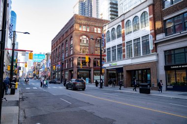 Yonge Sokağı manzarası. Yonge Caddesi, Kanada 'nın Ontario eyaletinde önemli bir atardamar yoludur. Toronto, Kanada - 30 Nisan 2024.