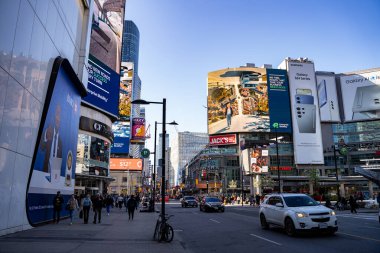 Yonge Sokağı manzarası. Yonge Caddesi, Kanada 'nın Ontario eyaletinde önemli bir atardamar yoludur. Toronto, Kanada - 30 Nisan 2024.