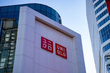 Eşsiz logo işareti. Uniqlo Co., Ltd. bir Japon günlük giyim tasarımcısı, hızlı moda üreticisi ve perakendecisi. Toronto, Kanada - 30 Nisan 2024.