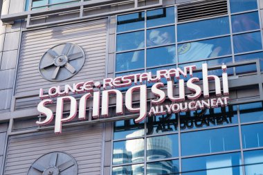 Spring Sushi Toronto restoran logosu tabelası. Toronto, Kanada - 30 Nisan 2024.