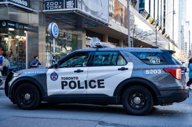 Toronto polisi yan görüntüsü. Toronto Polis Servisi Kanada 'daki en büyük belediye polis teşkilatıdır. Toronto, Kanada - 30 Nisan 2024.
