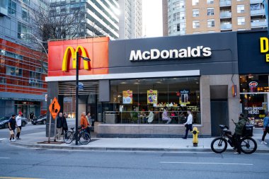 McDonald 's Toronto şehir merkezinde. McDonald 's Corporation, Amerika Birleşik Devletleri' nin çok uluslu fast food zinciri. Toronto, Kanada - 30 Nisan 2024.