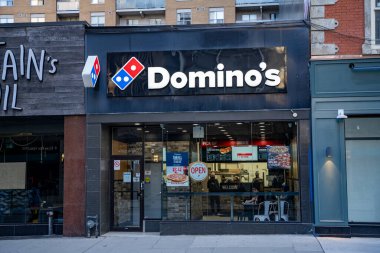 Domino Toronto şehir merkezinde. Domino 's, çok uluslu bir pizza restoranı zinciri. Toronto, Kanada - 30 Nisan 2024.