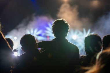 Kalabalık konserde siluet seyircisi.