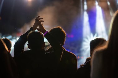 Kalabalık konserde siluet seyircisi.