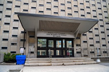 Ontario Adalet Divanı binasının girişi. Ontario Adalet Divanı, Kanada 'nın Ontario eyaleti için kayıtlara geçen eyalet mahkemesidir. Toronto, Kanada - 12 Mayıs 2024.