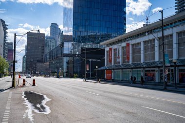 Queens Quay East manzarası. Queens Quay rıhtım boyunca doğu-batı ana caddesidir. Toronto, Kanada - 12 Mayıs 2024.