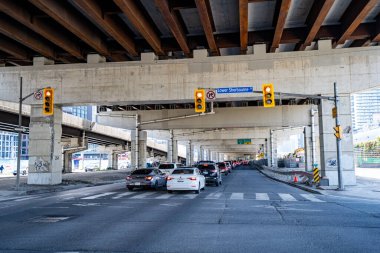 Lake Shore Bulvarı, Toronto 'daki Ontario Gölü kıyılarının yarısından fazlası boyunca uzanan büyük bir atardamar yoludur. Toronto, Kanada - 12 Mayıs 2024.