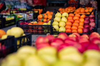 Markette çeşitli taze meyveler..