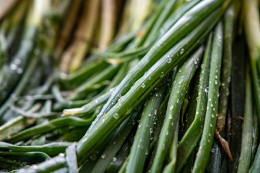 Markette taze soğanlar..