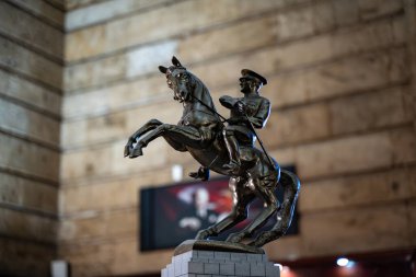 Hediyelik eşya dükkanındaki Atatürk heykeli. Ankara, Türkiye - 25 Ocak 2024.