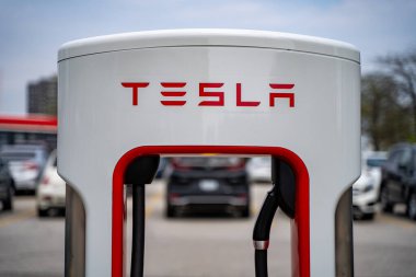 Tesla elektrikli araba şarj istasyonu. Toronto, Kanada - 14 Mayıs 2024.
