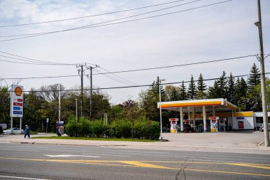 Kabuk benzin istasyonu. Shell plc, çok uluslu bir İngiliz petrol ve gaz şirketidir. Toronto, Kanada - 14 Mayıs 2024.