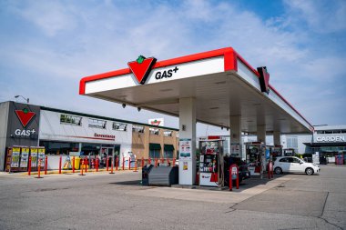 Toronto 'daki Kanada Lastik Benzin İstasyonu. Canadian Tire, Kanadalı bir perakende şirketidir. Toronto, Kanada - 14 Mayıs 2024.