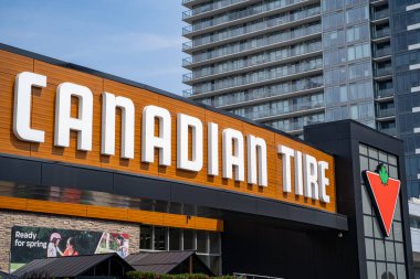 Toronto 'da bir Kanada Lastiği mağazası. Canadian Tire, Kanadalı bir perakende şirketidir. Toronto, Kanada - 14 Mayıs 2024.