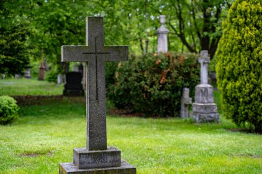 Tarihi Hristiyan şehir mezarlığında mezar taşları.