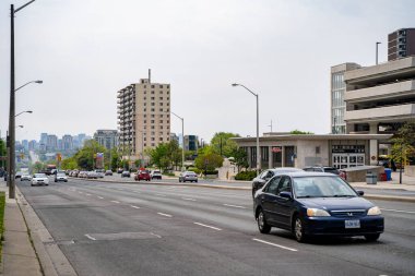 Sheppard Bulvarı Toronto 'nun doğu-batı ana arteriyel yoludur. Toronto, Kanada - 14 Mayıs 2024.