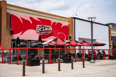 St. Louis restoranının dış görünüşü. St. Louis Bar ve Grill sıradan bir spor barı ve restoranıdır. Toronto, Kanada - 14 Mayıs 2024.