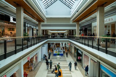 Fairview Alışveriş Merkezi 'nin içi. CF Fairview Alışveriş Merkezi Toronto 'da büyük bir alışveriş merkezidir. Toronto, Kanada - 14 Mayıs 2024.