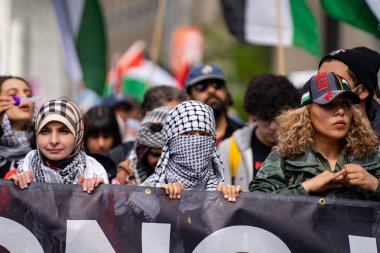 İnsanlar Gazze 'deki savaşa karşı Filistin mitinginde protesto ediyor. Toronto, Kanada - 25 Mayıs 2024.