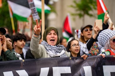 İnsanlar Gazze 'deki savaşa karşı Filistin mitinginde protesto ediyor. Toronto, Kanada - 25 Mayıs 2024.