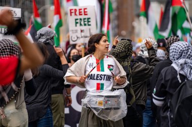 İnsanlar Gazze 'deki savaşa karşı Filistin mitinginde protesto ediyor. Toronto, Kanada - 25 Mayıs 2024.