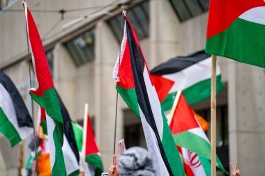 Gazze 'deki savaşa karşı düzenlenen protesto gösterisinde Filistin bayrakları.