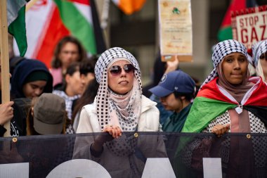 İnsanlar Gazze 'deki savaşa karşı Filistin mitinginde protesto ediyor. Toronto, Kanada - 25 Mayıs 2024.