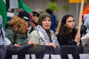 İnsanlar Gazze 'deki savaşa karşı Filistin mitinginde protesto ediyor. Toronto, Kanada - 25 Mayıs 2024.