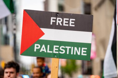 Gazze 'deki savaşa karşı düzenlenen protesto gösterisinde Özgür Palastine bayrağı.